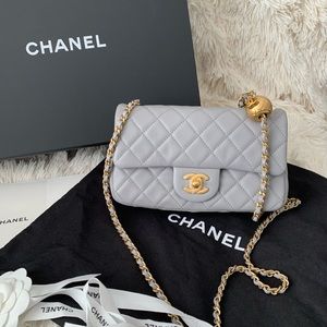 SOLDAuthentic Chanel Pearl Crush mini 21B